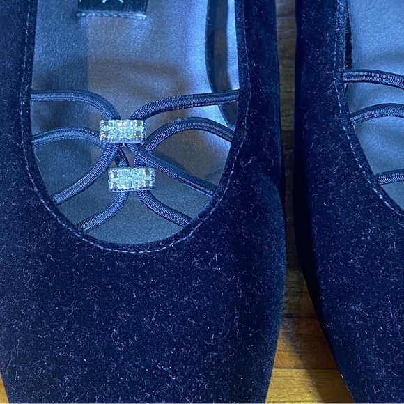 Jasmin  New York women's size 7M Black velvet square toe low block heel pumps - Picture 3 of 10